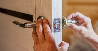 Установка и замена дверной ручки в Железнодорожном от 277 руб. – Мастер24, монтаж фурнитуры, недорого